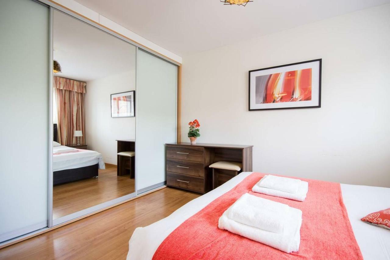 Spacious House, Sleeps 7 People Ридинг Экстерьер фото
