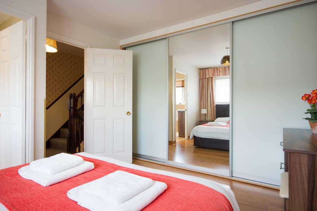Spacious House, Sleeps 7 People Ридинг Экстерьер фото