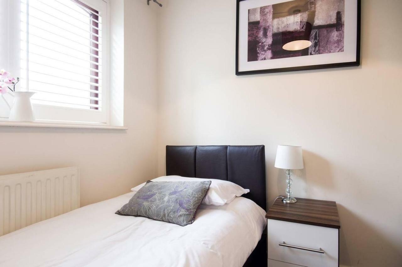 Spacious House, Sleeps 7 People Ридинг Экстерьер фото