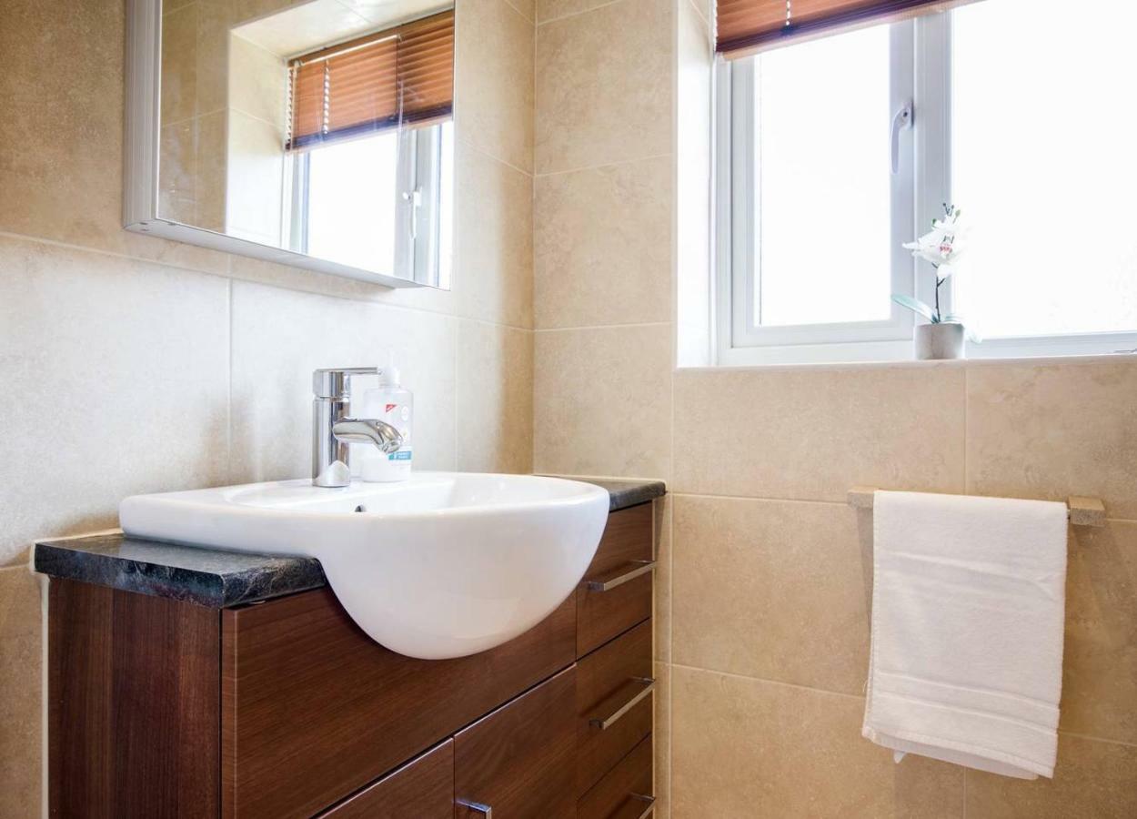 Spacious House, Sleeps 7 People Ридинг Экстерьер фото