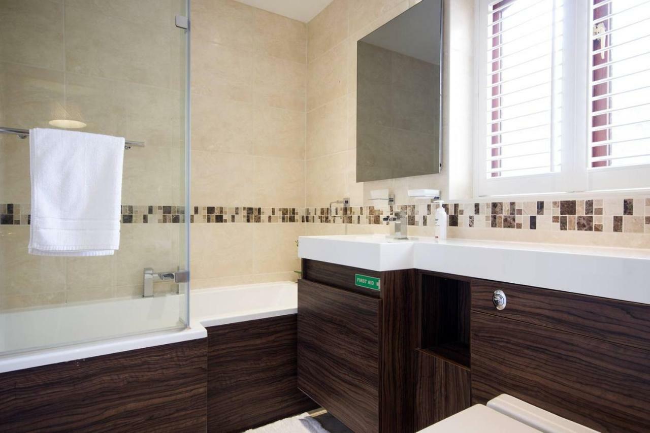 Spacious House, Sleeps 7 People Ридинг Экстерьер фото